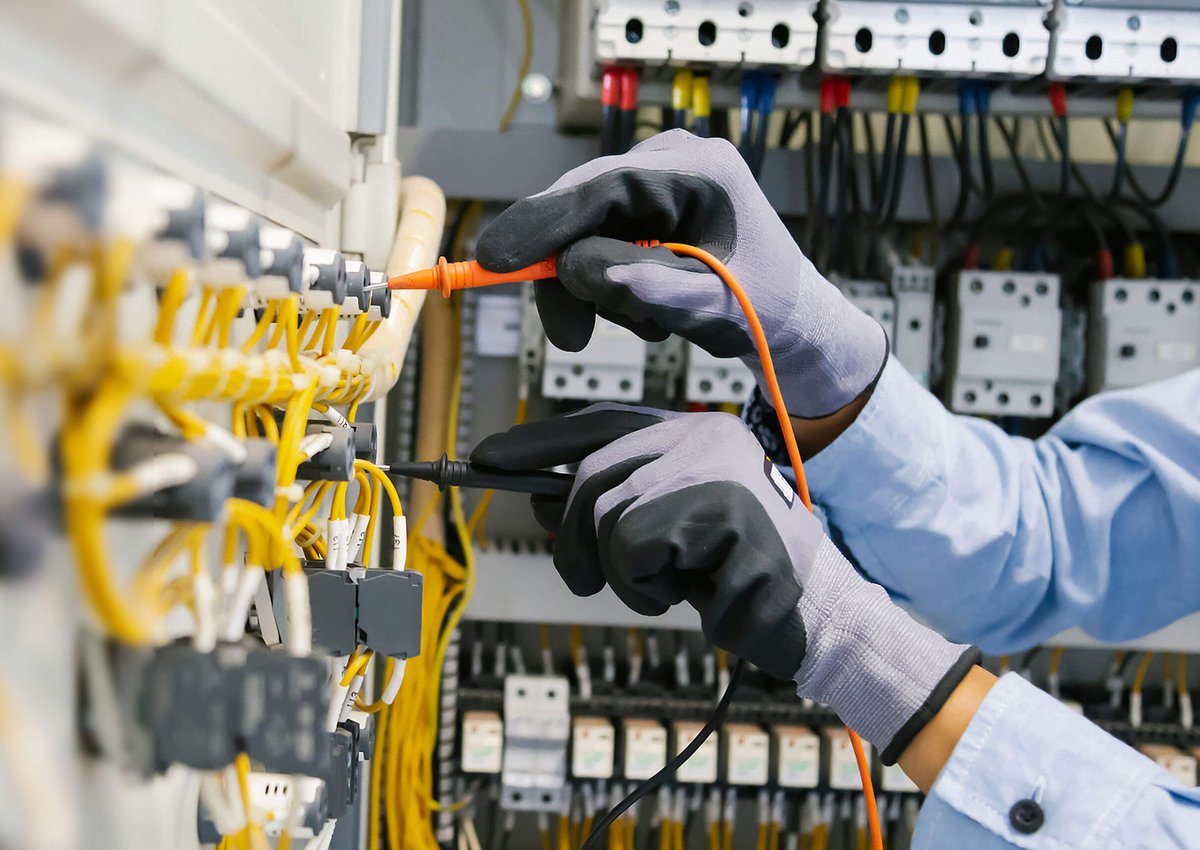 تکنسین برق صنعتی کیست و چه وظایفی دارد؟ بررسی مهارت ها، نقش در کارخانه