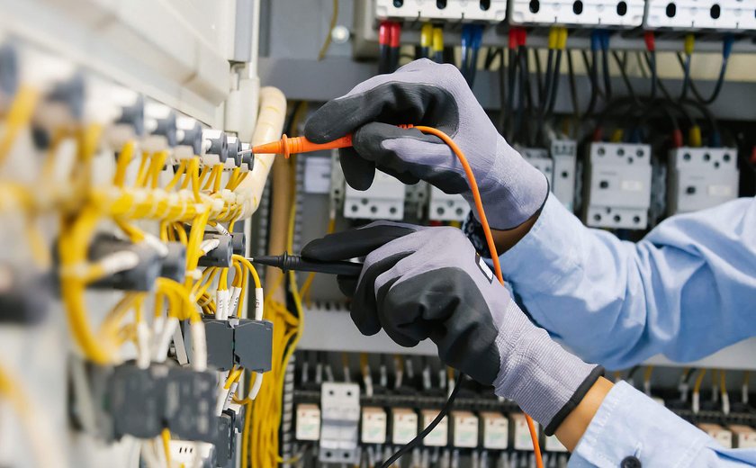 تکنسین برق صنعتی کیست و چه وظایفی دارد؟ بررسی مهارت ها، نقش در کارخانه
