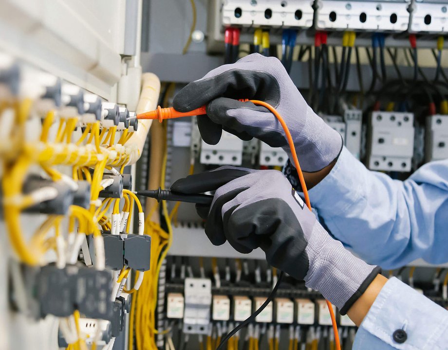 تکنسین برق صنعتی کیست و چه وظایفی دارد؟ بررسی مهارت ها، نقش در کارخانه